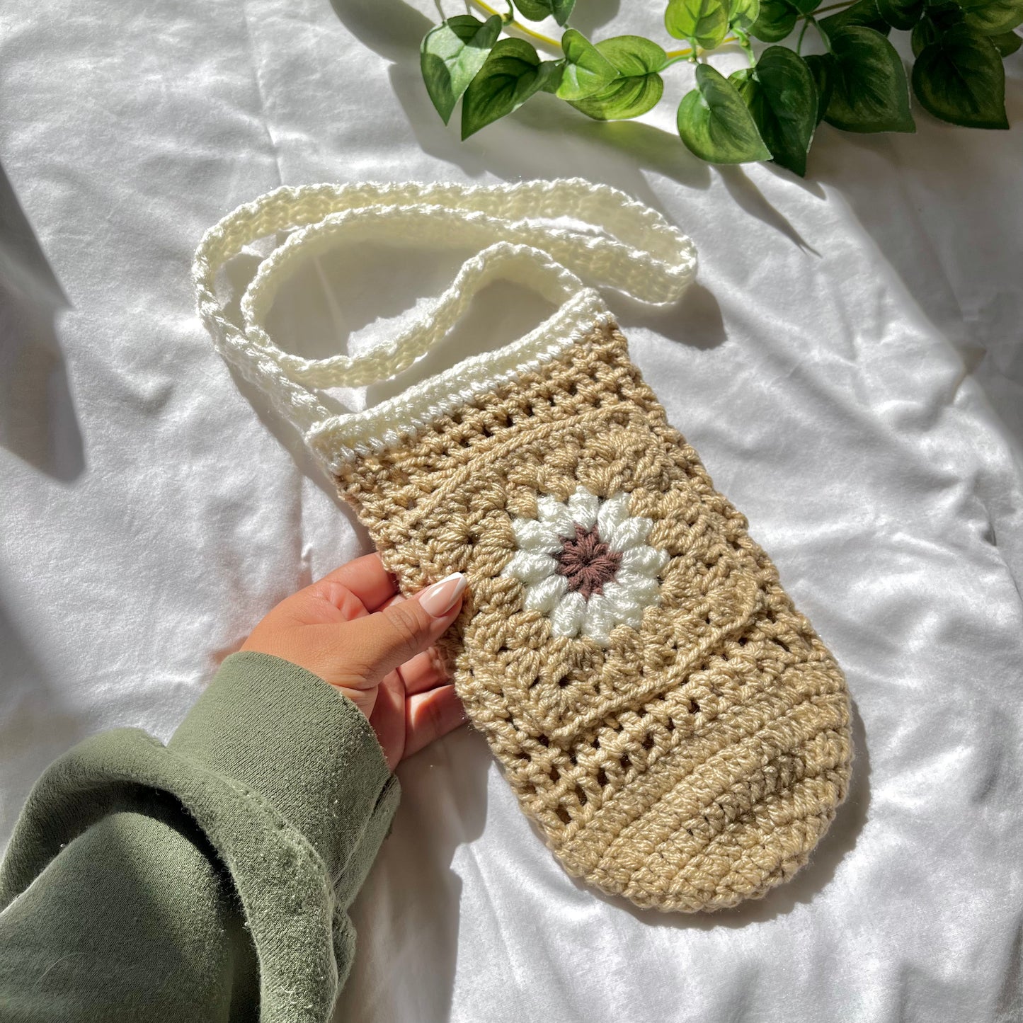 Beige Water Bottle Holder | Floral front pocket | 40oz Waterbottle Sling